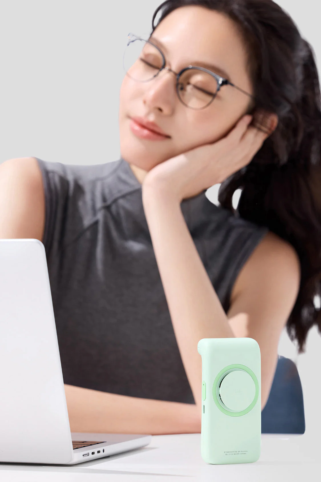 BreezeCard - Magnetic Handheld Card Fan - Image 3